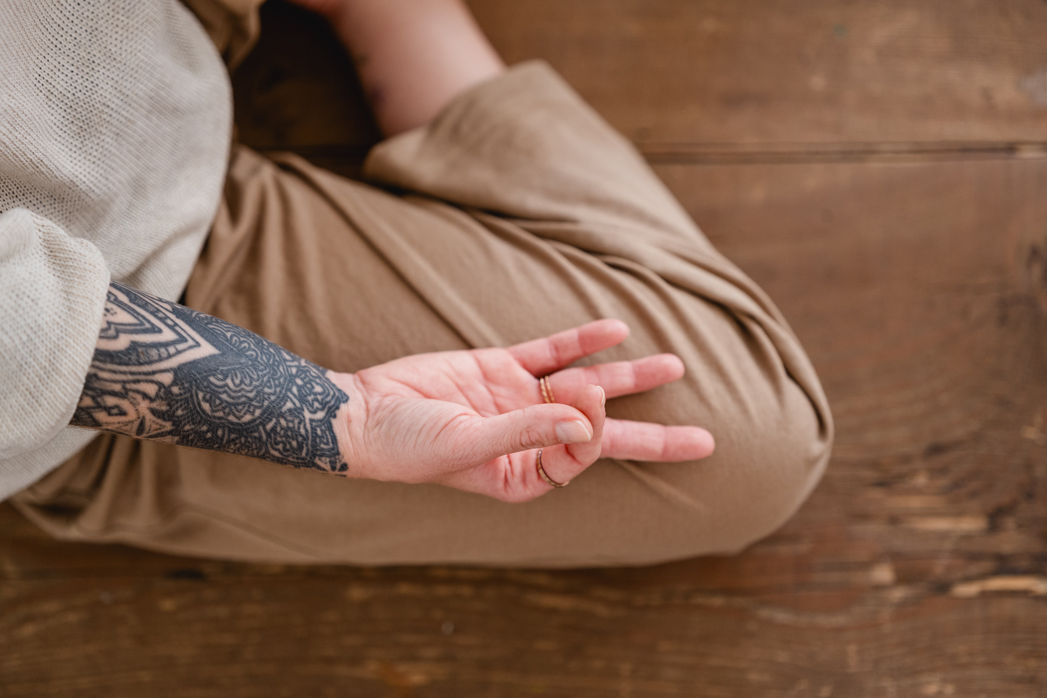 Hand in Chin-Mudra, Achtsamkeitsübung